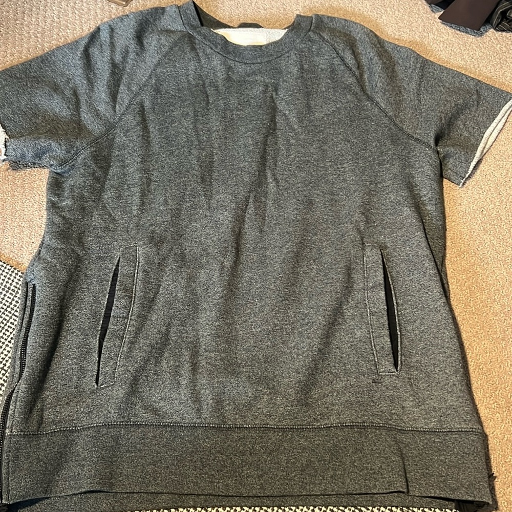 REIGN STORM Men’s cut off hoodie style shirt. Pockets. LARGE.